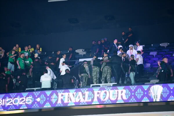 Ένταση στο Final Four μεταξύ οπαδών Ολυμπιακού και Παναθηναϊκού στις κερκίδες