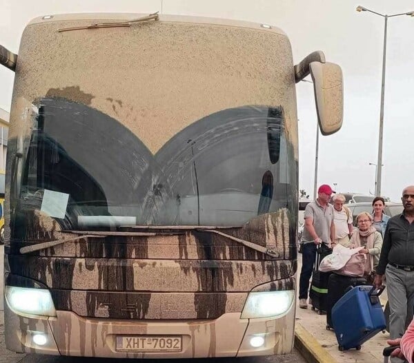 Αφρικανική σκόνη στα Χανιά: «Κοκκίνισε» ο ουρανός - Λασποβροχή κάλυψε τα πάντα