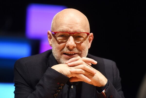 Ο Brian Eno καταγγέλλει τη Microsoft για τη Γάζα: «Όχι στο όνομά μου», λέει ο δημιουργός της μουσικής των Windows 95 