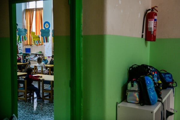 Στρεπτόκοκκος στα σχολεία: Τι εξηγεί ο ΕΟΔΥ - Πώς μεταδίδεται το μικρόβιο