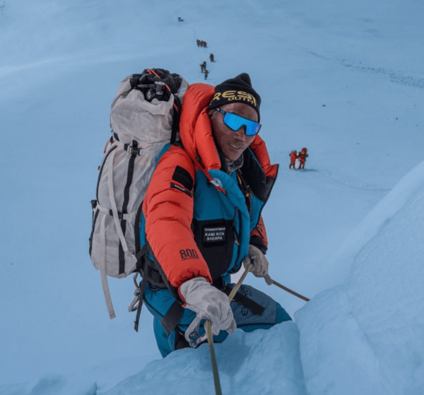 O Kami Rita Sherpa κατέκτησε την κορυφή του Έβερεστ για 31η φορά