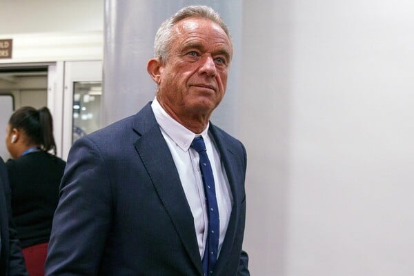 RFK Jr: Οι ΗΠΑ τερματίζουν τη σύσταση για το εμβόλιο COVID «σε υγιή παιδιά και έγκυες»