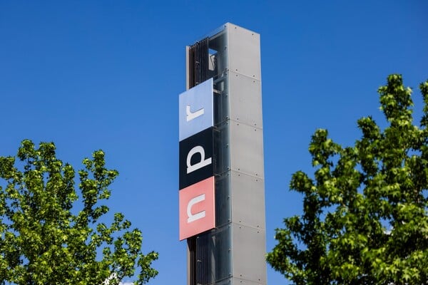 Το NPR μηνύει την κυβέρνηση Τραμπ για μείωση της χρηματοδότησης