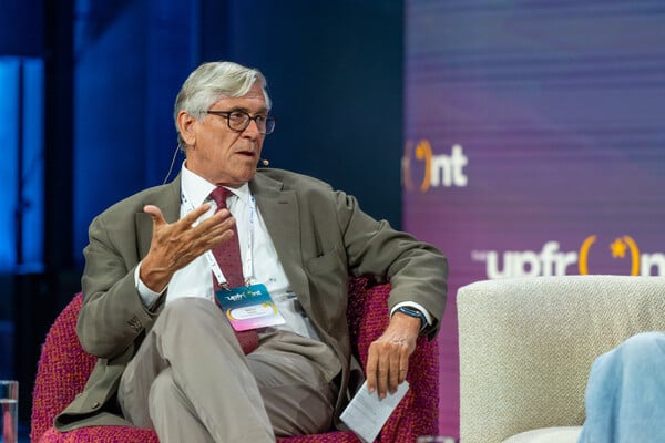Upfront 2025: Τελικά τι χρειάζεται για να «τα καταφέρει» ένας μετανάστης στην Ελλάδα;