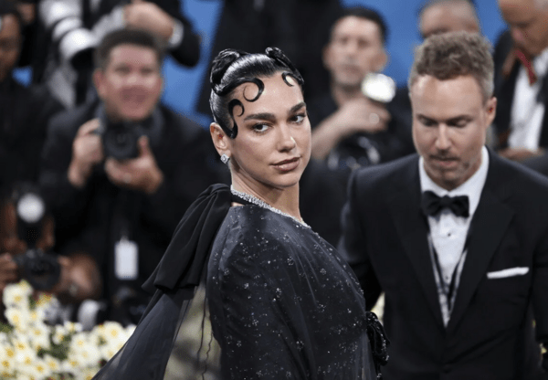 Dua Lipa και Μπένεντικτ Κάμπερμπατς ζητούν από τον Στάρμερ να σταματήσει να πουλά όπλα στο Ισραήλ