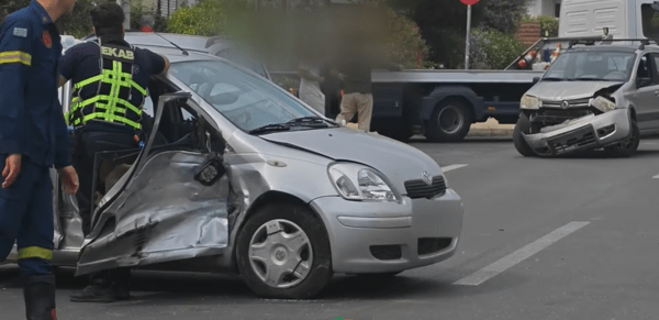 Τροχαίο στη Γλυφάδα: Παραβίασε STOP και τραυμάτισε δύο ηλικιωμένες