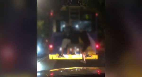 Πατήσια: Ανήλικοι έκαναν βόλτα «κρεμασμένοι» στο πίσω μέρος τρόλεϊ λόγω challenge