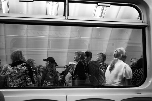 «Πιάστε κουβέντα με αγνώστους» - Το πείραμα γιατρού του Harvard στη στάση του μετρό