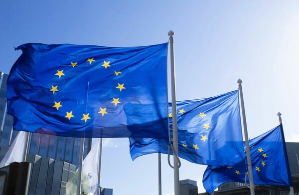 Η Ευρωπαϊκή Επιτροπή εκφράζει τη λύπη της για τους δασμούς του Τραμπ στον χάλυβα