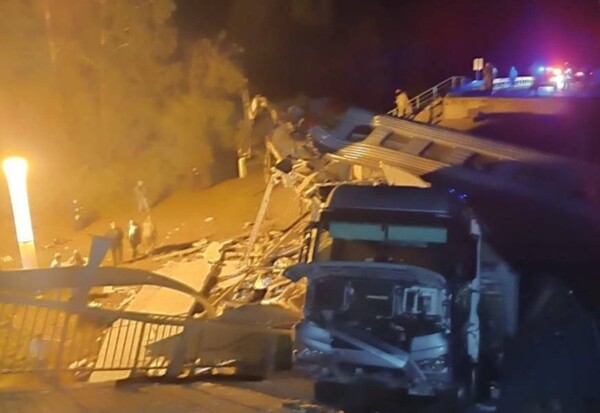 Κατάρρευση γεφυρών στη Ρωσία: «Έγινε από εκρήξεις» ανακοίνωσε η Μόσχα