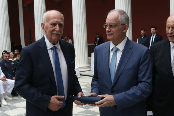 Τι συμβαίνει με τα βραβεία του Ιδρύματος Μπότση και γιατί ξεσήκωσαν φέτος τόσες αντιδράσεις; 