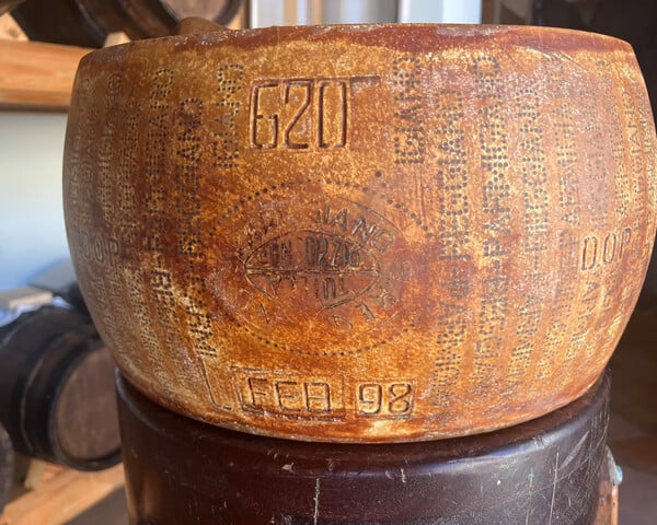 Ένα κεφάλι τυρί αξίας 20.000 ευρώ: Η πιο «παλαιωμένη» παρμεζάνα δοκιμάστηκε μετά από 27 χρόνια