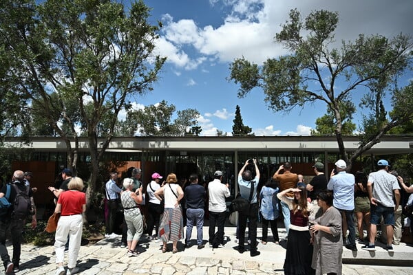 Ακρόπολη: Αποδόθηκαν στο κοινό οι διαδρομές στον αρχαιολογικό χώρο και το νέο πωλητήριο