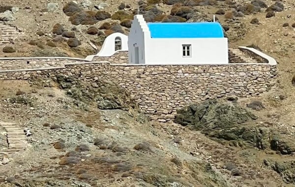 Γκρεμίζεται το εκκλησάκι στη βίλα του Αντώνη Ρέμου στη Μύκονο