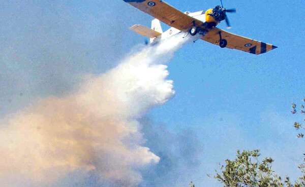 Φωτιά στη Φθιώτιδα: Ρίψεις νερού από δύο αεροσκάφη και ένα ελικόπτερο