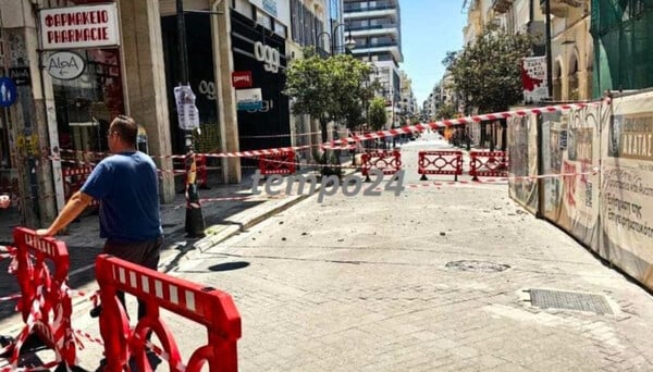 Πάτρα: Έπεσαν σοβάδες στον πεζόδρομο της Ρήγα Φεραίου