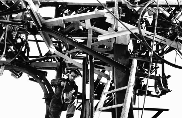 ΕΠΕΞ Jean Tinguely: Γιορτάζοντας τα 100 χρόνια από τη γέννηση ενός επαναστατικού καλλιτέχνη του 20ού αιώνα