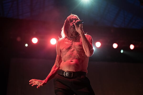 Ιστορική αποχώρηση από τον Iggy Pop: Έφυγε από τη σκηνή μέσα σε φέρετρο