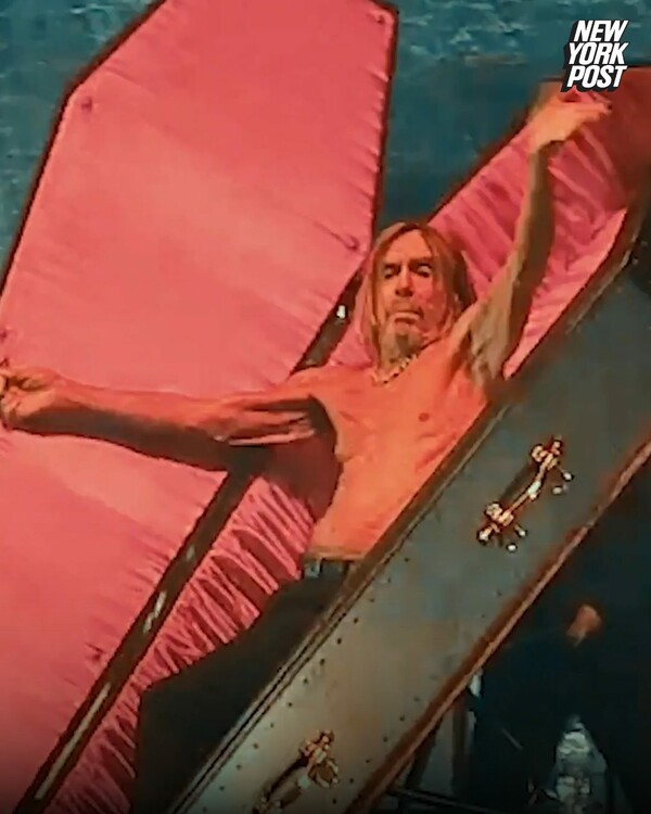 Ο Iggy Pop έφυγε από τη σκηνή μέσα σε φέρετρο