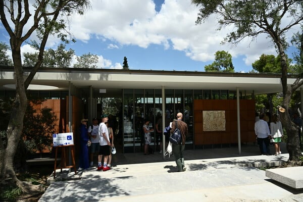 Το νέο Πωλητήριο στην Ακρόπολη ως αρμονική, λειτουργική προσθήκη 