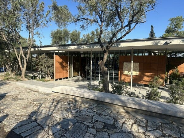 Το νέο Πωλητήριο στην Ακρόπολη ως αρμονική, λειτουργική προσθήκη 