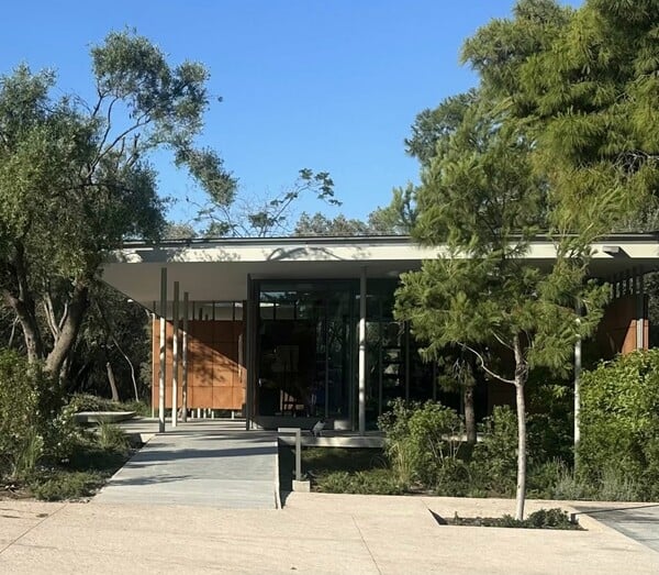 Το νέο Πωλητήριο στην Ακρόπολη ως αρμονική, λειτουργική προσθήκη 