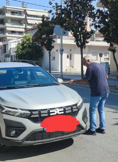 Βόλος: Φίδι βγήκε στο παρμπρίζ εν κινήσει αυτοκινήτου