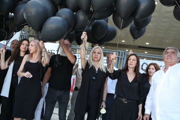 Δίκη για Μάτι: 120 μαύρα μπαλόνια άφησαν πάνω από το Εφετείο οι συγγενείς των θυμάτων της πυρκαγιάς