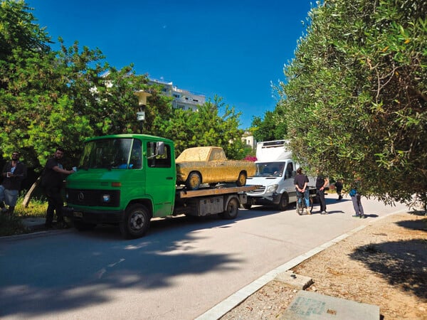 «Το ότι βγήκαμε από το γραφείο και για έναν μήνα δουλεύουμε όλοι μαζί μέσα στο πάρκο, ανάμεσα σε δέντρα και κελαηδίσματα, είναι πραγματικά υπέροχο»