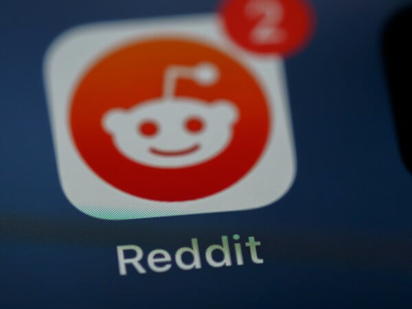Μήνυση της Reddit σε εταιρεία AI: Κατηγορίες για εκπαίδευση μοντέλων με αναρτήσεις χρηστών