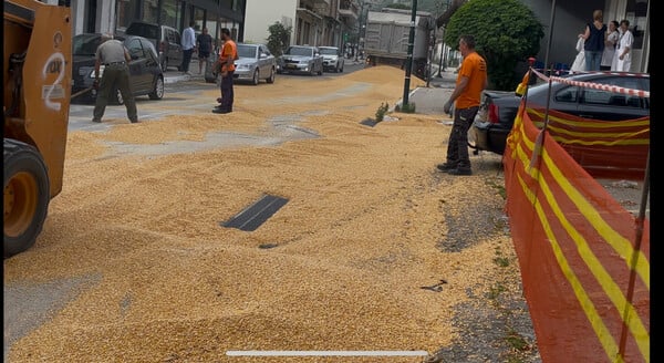 Γέμισε καλαμπόκι ο κεντρικός δρόμος της Αμφιλοχίας