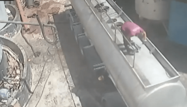 Τουρκία: Άνοιξε καπάκι βυτιοφόρου με τσιγάρο στο στόμα - Εκσφενδονίστηκε από την έκρηξη