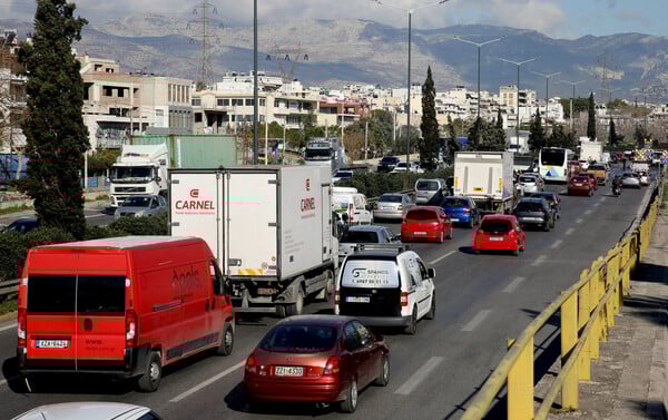 Αγίου Πνεύματος: Κορυφώνεται η έξοδος των εκδρομέων - Στο «κόκκινο» Κηφισός και Αττική Οδός 