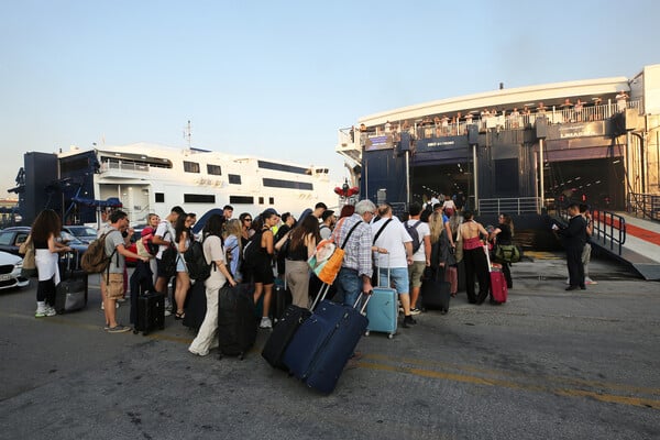 Αγίου Πνεύματος 2025: Συνεχίζεται η έξοδος για το τριήμερο - 13.810 επιβάτες αναχωρούν σήμερα από τα λιμάνια