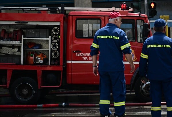 Φωτιά τώρα στον Νέο Κόσμο: Καίει σε συνεργείο αυτοκινήτων