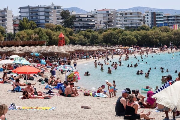Το πρώτο κύμα ζέστης γέμισε τις παραλίες σε όλη τη χώρα