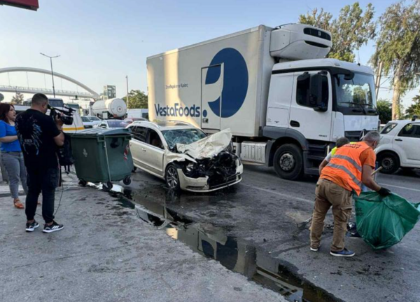 Τροχαίο στην Ποσειδώνος: Η στιγμή που το ταξί πέφτει επάνω στο απορριμματοφόρο και παρασέρνει την 65χρονη