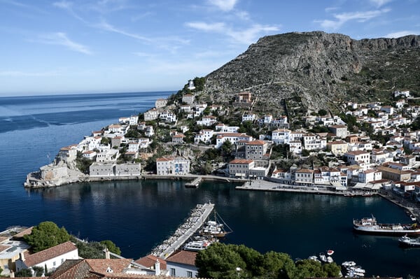 Φωτιά τώρα στην Ύδρα: Εθελοντικό κλιμάκιο επιχειρεί για την κατάσβεση