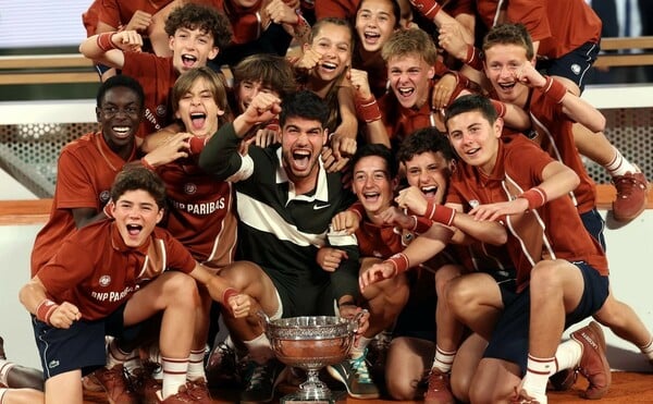 Roland Garros: Ο Κάρλος Αλκαράθ γιόρτασε τη νίκη του με τα ball boys