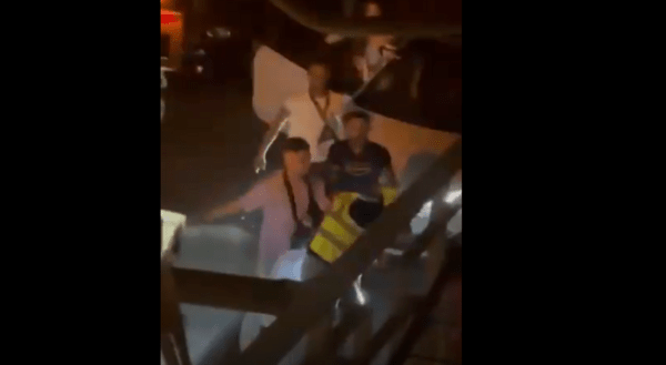 Κυψέλη: Η στιγμή της βίαιης επίθεσης σε εργαζόμενο Καθαριότητας 