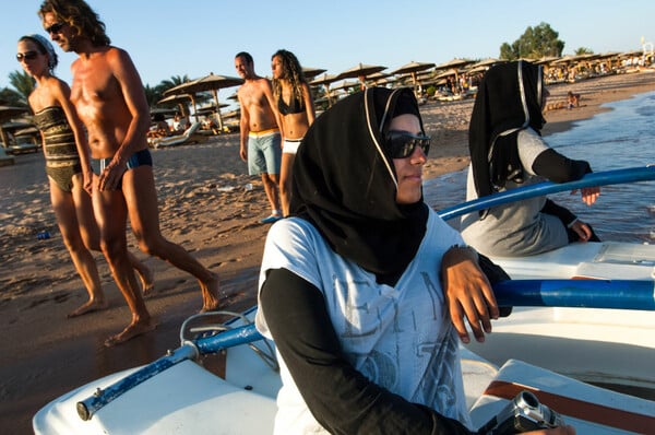 Συρία: Ισλαμιστικό dress code για γυναίκες στις παραλίες μετά την θεοκρατική αλλαγή στα σχολεία