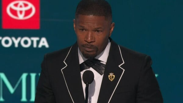 BET Awards 2025: Η στιγμή που ο Τζέιμι Φοξ παραλαμβάνει φανερά συγκινημένος το βραβείο Ultimate Icon