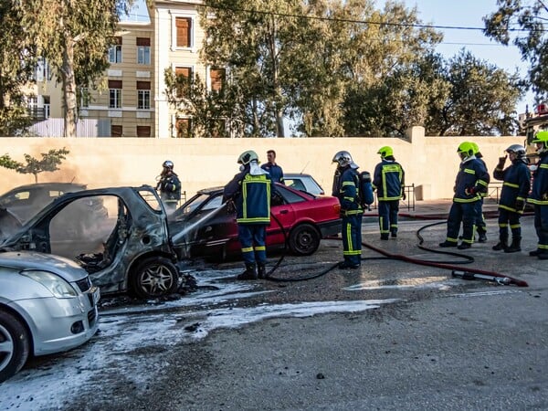 Νέα Σμύρνη: «Ακούσαμε ένα μπαμ και είδαμε το αυτοκίνητο να έχει πάρει φωτιά» υποστηρίζει κάτοικος
