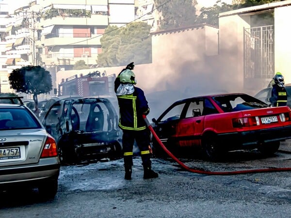 Νέα Σμύρνη: «Ακούσαμε ένα μπαμ και είδαμε το αυτοκίνητο να έχει πάρει φωτιά» υποστηρίζει κάτοικος