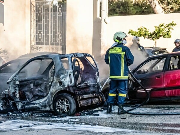 Νέα Σμύρνη: «Ακούσαμε ένα μπαμ και είδαμε το αυτοκίνητο να έχει πάρει φωτιά» υποστηρίζει κάτοικος
