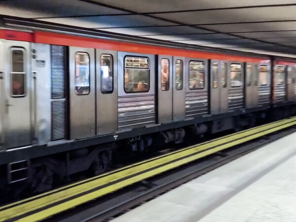 Από 5 Ιουλίου πιλοτικά 24ωρη λειτουργία σε μετρό, τραμ και λεωφορεία τα Σαββατοκύριακα