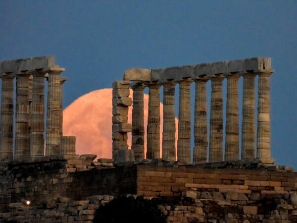 Πανσέληνος Ιουνίου: Εντυπωσιακές φωτογραφίες λίγο πριν ολοκληρωθεί το «φεγγάρι της φράουλας»