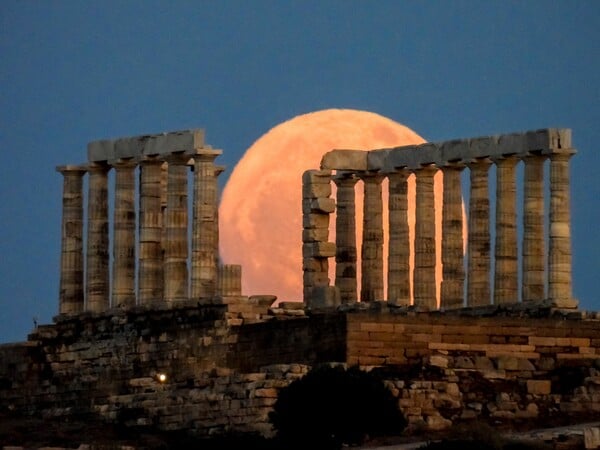 Πανσέληνος Ιουνίου: Εντυπωσιακές φωτογραφίες λίγο πριν ολοκληρωθεί το «φεγγάρι της φράουλας»