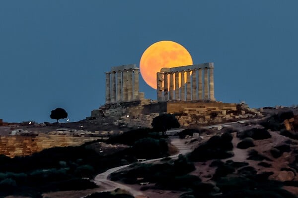 Πανσέληνος Ιουνίου: Εντυπωσιακές φωτογραφίες λίγο πριν ολοκληρωθεί το «φεγγάρι της φράουλας»