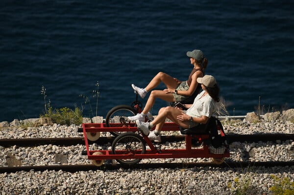 Railbiking, ζωγραφική αγαλμάτων και γιόγκα με κουτάβια: 3 δραστηριότητες να κάνεις τώρα στην Αθήνα